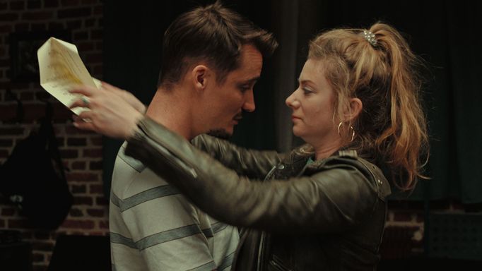 Sarah Suco jako Sabrina a Pierre Lottin jako Jimmy ve filmu Kapelo, hraj.