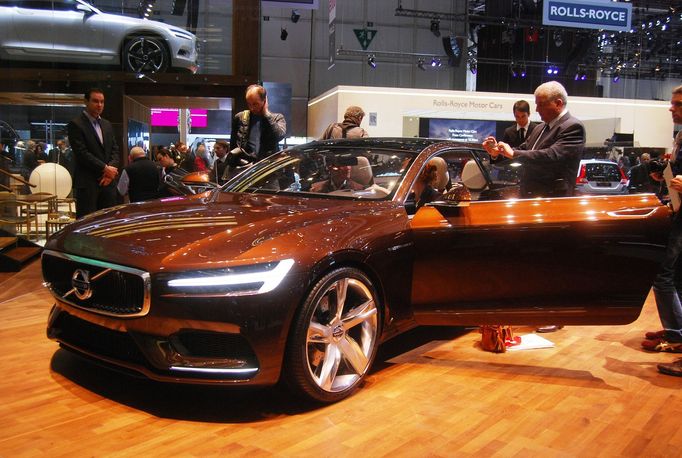 Volvo chystá od příštího roku zahájit modelovou ofenzívu. Nejprve přijde na řadu velké SUV XC-90, poté auta s klasickou karosérií. Estate je studií kombi.