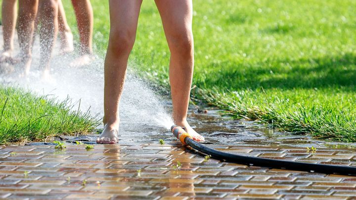 První prázdninový týden budou teploty přes 25 stupňů, dorazí i bouřky