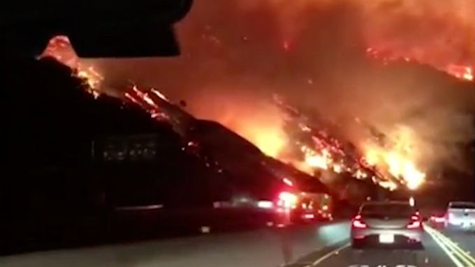 Jih Kalifornie sužují požáry. Spálily už na 200 domů