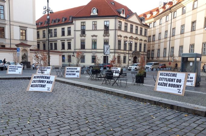 Kampaň proti vizuálnímu smogu před pražským magistrátem.