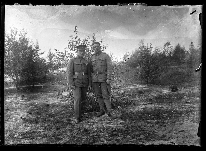 Archivní snímky neznámých autorů z let cca1900-1945, které zachraňuje fotograf Martin Wágner v rámci projektu "Negativy z popelnice" a dokumentuje tak zmizelý svět.