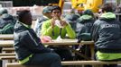 Security guards sit and eat in the London 2012 Olympic Park at Stratford in London July 13, 2012. Security surrounding the Olympics has made the headlines this week after Britain was forced to deploy 3,500 extra troops to fill an embarrassing last-minute shortfall in private security staff.REUTERS/Luke MacGregor (BRITAIN - Tags: SPORT OLYMPICS MILITARY POLITICS) Published: Čec. 13, 2012, 3:05 odp.