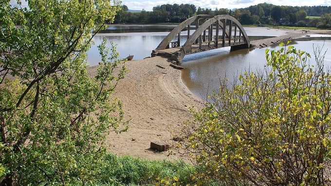 U Chebu se z vody vynořil most, přehrada se dá přejít pěšky