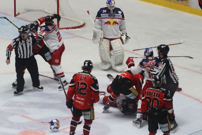 Znojemští hokejisté nedokázali využít podpory vyprodané arény a prohráli doma se Salcburkem 2:6.