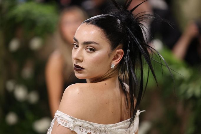 Zpěvačka Charli XCX na květnovém plesu Met Gala.