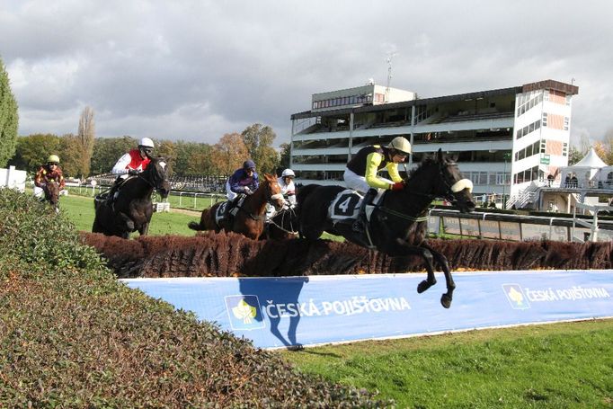 Sobotní dostihy před Velkou pardubickou 2017