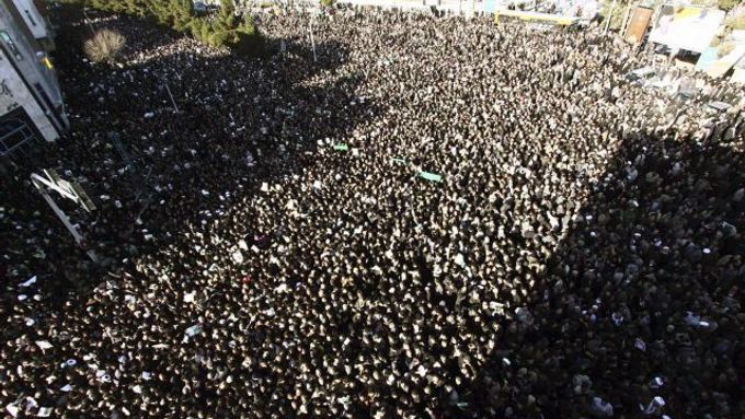 Statisíce lidi přijeli na pohřeb z celého Íránu.