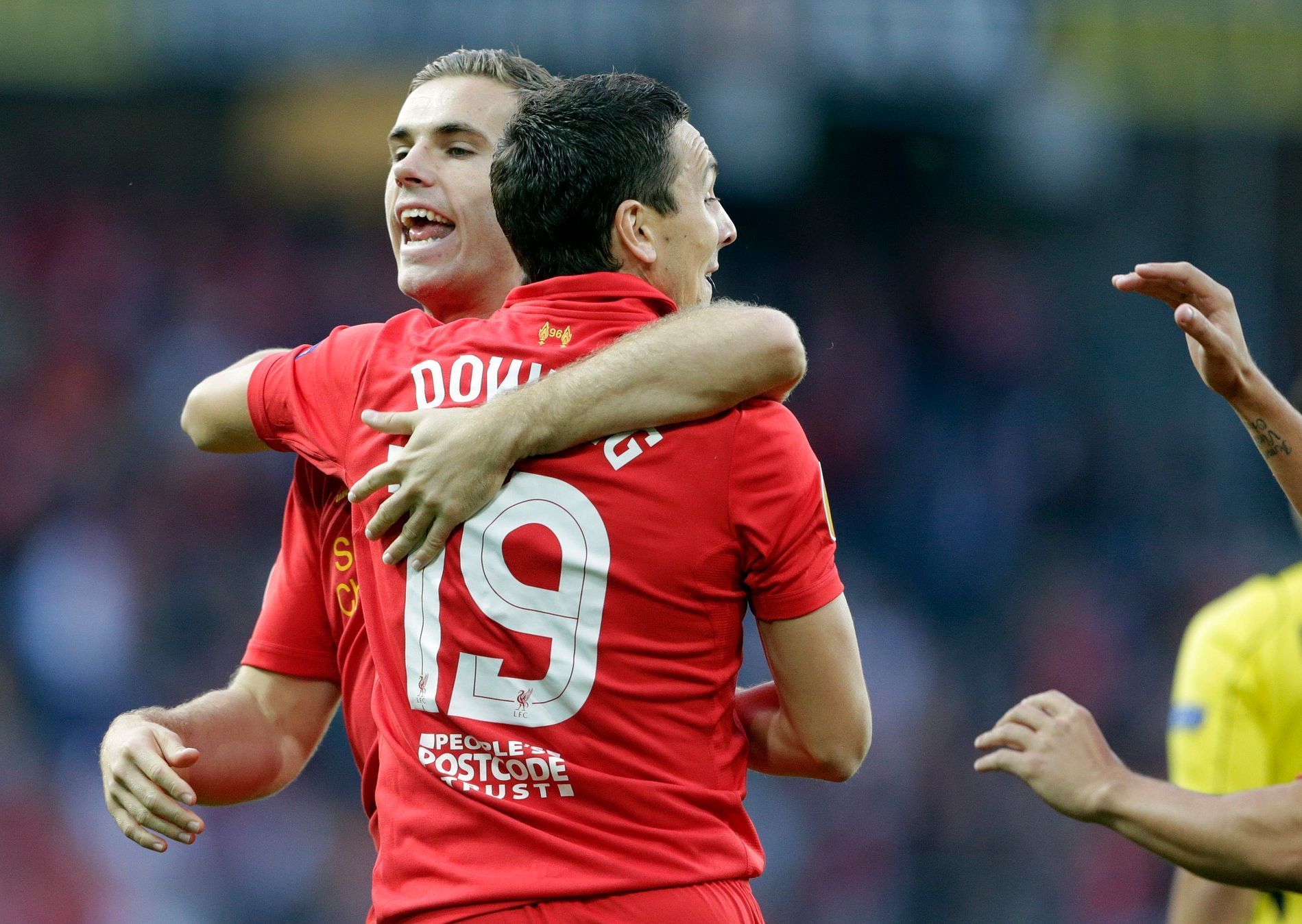 Jordan Henderson a Stewart Downing se radují z gólu Liverpoolu proti Bernu