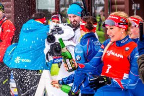 Placka a šampaňské. Tak skončila skvělá biatlonová sezona