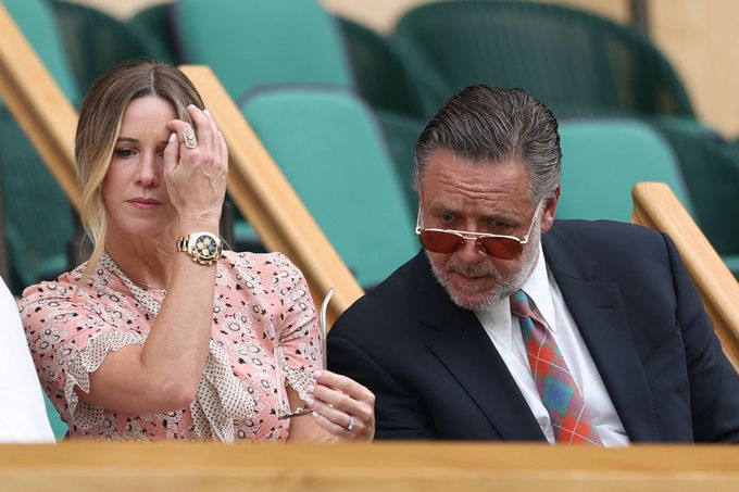 Russell Crowe a partnerka Britney Theriotová