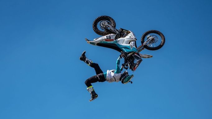 Libor Podmol skáče freestylový trik na motorce pro Rallye Dakar.