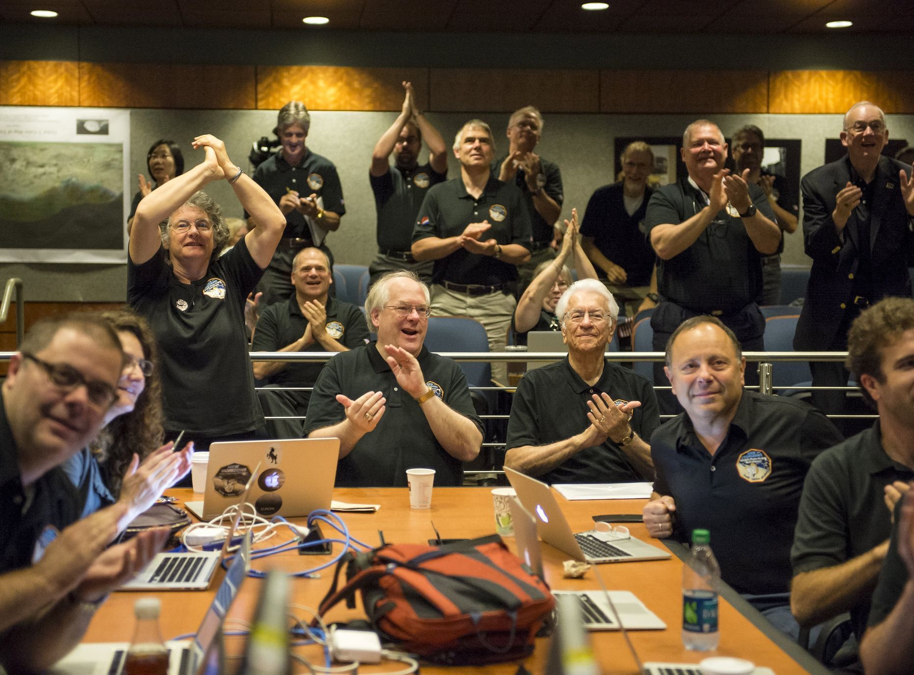 Sonda New Horizons uspěla - radost v řídícím středisku.