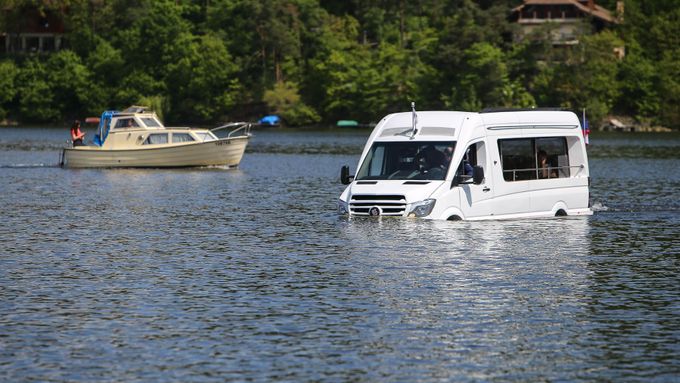 S obojživelným minibusem už jeho tvůrci absolvovali několik cest a plaveb, chataři v okolí Vltavy na ně volají policii v domnění, že někomu uplavalo auto.