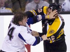 Bostonský objev Milan Lucic (vpravo) se ve svých 19 letech nebojí ani fyzických střetů. V zápase proti Tampě si to rozdal s Nickem Tarnaskym.