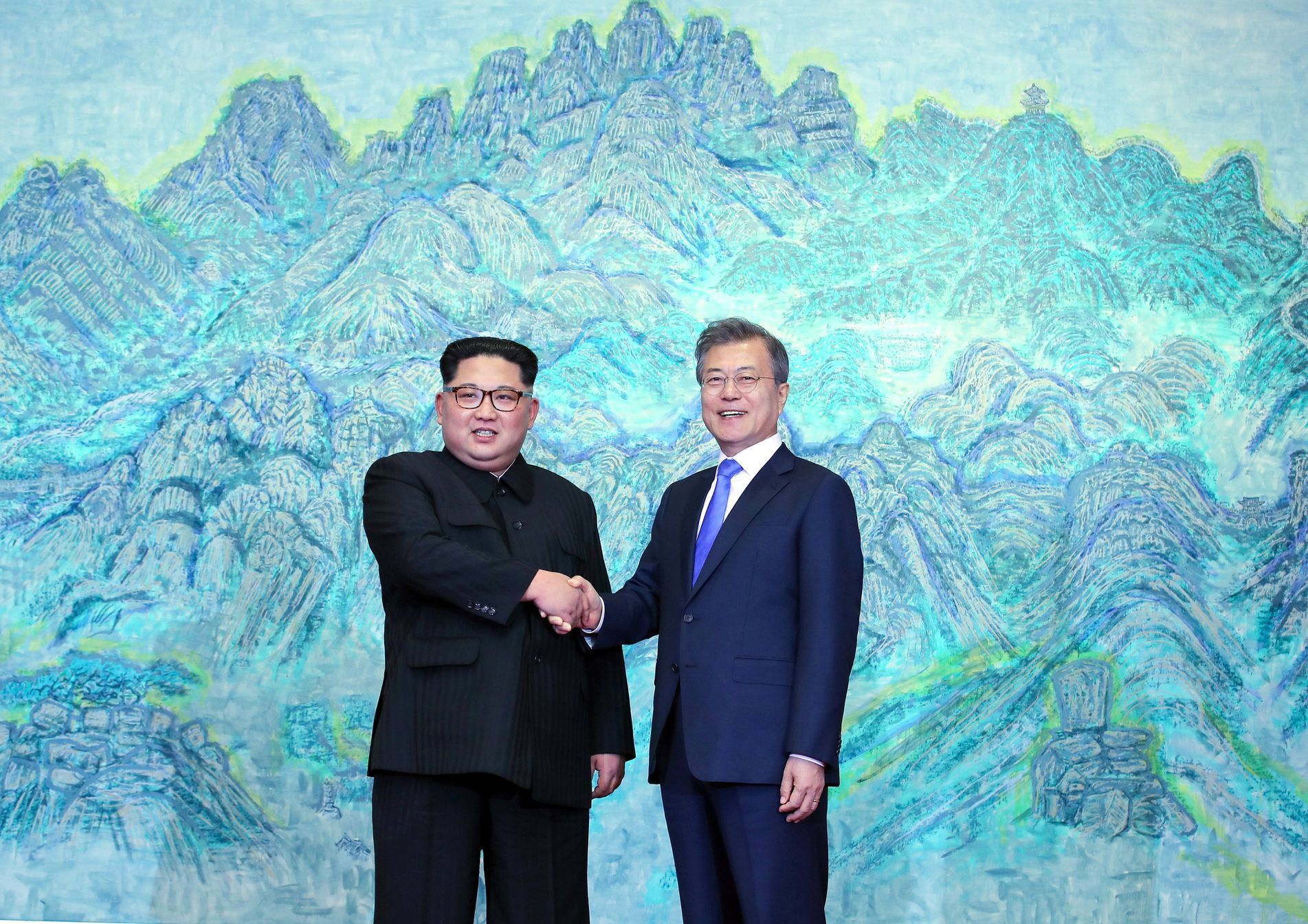 Historické setkání Kim Čong-una a Mun Če-ina ve vesnici Pchanmundžom