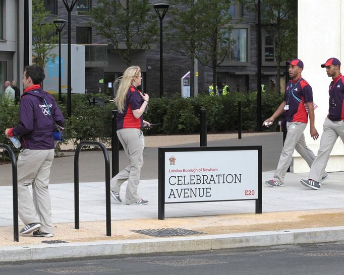 LOCOG employees cross Celebration Avenue in the Olympic Village built for the London 2012 Olympic Games in Stratford, east London on June 29, 2012. The village will accomodate up to 16,000 athletes and officials from more than 200 nations. Picture taken June 29, 2012. REUTERS/Olivia Harris (BRITAIN - Tags: BUSINESS EMPLOYMENT SPORT OLYMPICS CONSTRUCTION CITYSPACE) Published: Čer. 30, 2012, 12:23 odp.