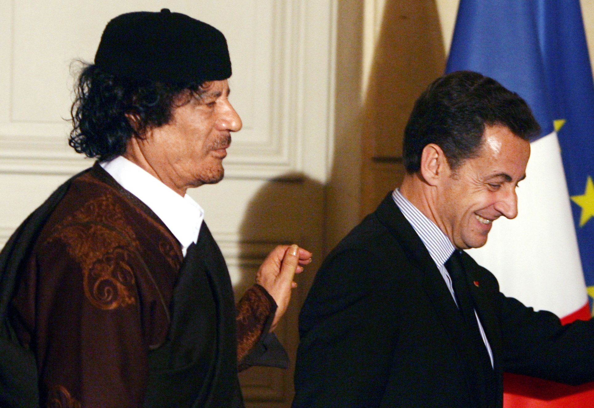 Nicolase Sarkozyho podezřívají z toho, že ho v prezidentské kampani v roce 2007 finančně podpořil tehdejší libyjský vůdce Muammar Kaddáfí.