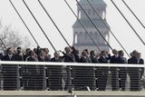Představitelé NATO symbolicky přecházejí most spojující německý Kehl se Štrasburkem.