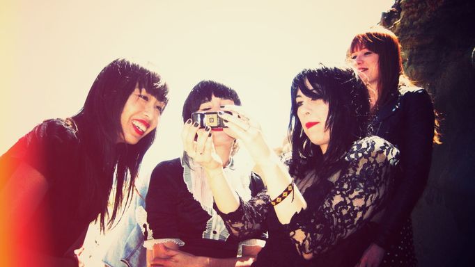 Dum Dum Girls.