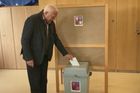 Bývalý prezident Václav Klaus odvolil v Kobylisích. Preferenční hlas dal svému synovi