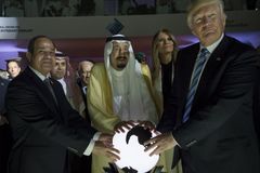 Donald Trump si v Saudské Arábii sáhl na zářící kouli. Scéna jako z Pána prstenů, smějí se lidé