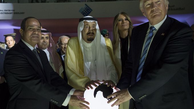Donald Trump spolu se saúdskoarabským králem Salmánem Bin Abdalem Al-Azízem a egyptským prezidentem Abdem Al-Fattáhem As-Sísím v rijádském Globálním centru pro boj s extremistickou ideologií.