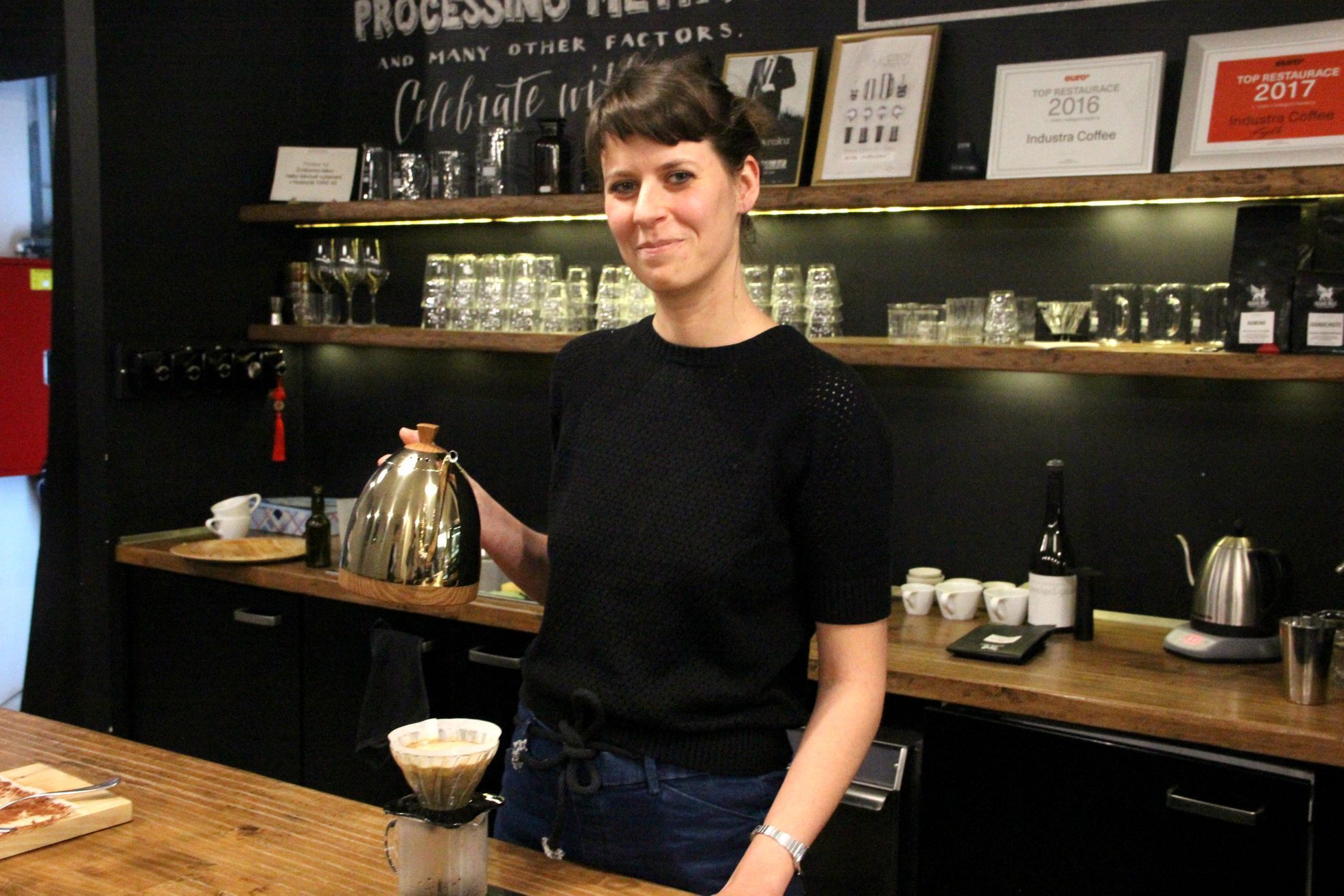 Baristka Petra Střelecká je dvojnásobnou mistryní světa v přípravě filtrované kávy.