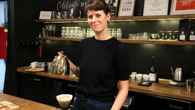 Baristka Petra Střelecká je dvojnásobnou mistryní světa v přípravě filtrované kávy.