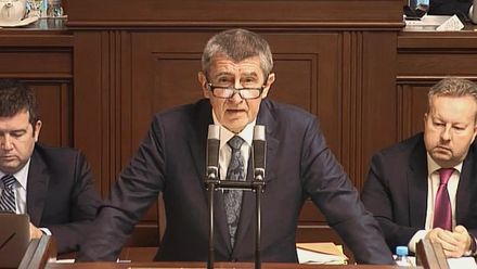 Dovolí poslanci vládě prodloužit nouzový stav? Sledujte jednání sněmovny