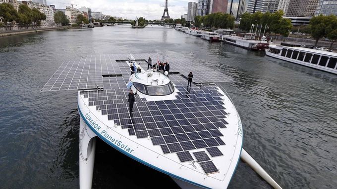 Solární loď Turanor PlanetSolar na Seině v Paříži.