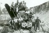 V roce 1872 pracovníci rozfárali lom Libík a v roce 1918 byl otevřen povrchový lom Medard. Těžilo se v prostoru vymezeném v jižní části železniční trati Sokolov - Cheb, v severní části pak obcemi Kluč a Habartov. Snímek z roku 1948 zachycuje horníky z dolu Medard.