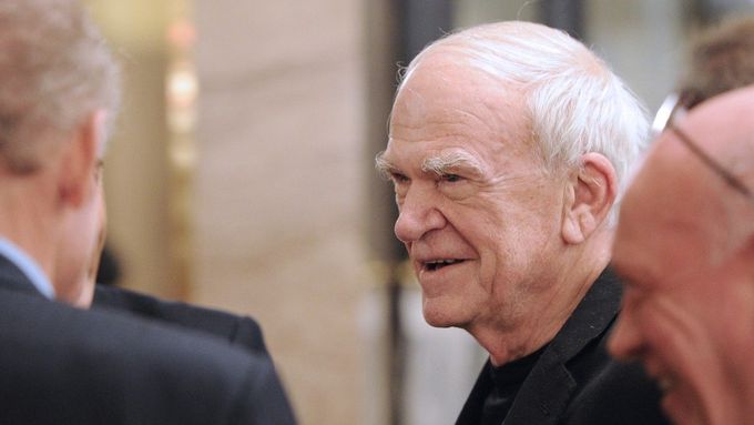 Milan Kundera v roce 2010, kdy se v Paříži zúčastnil 20. výročí časopisu La Règle du jeu vedeného jeho přítelem a filozofem Bernardem-Henrim Lévym.