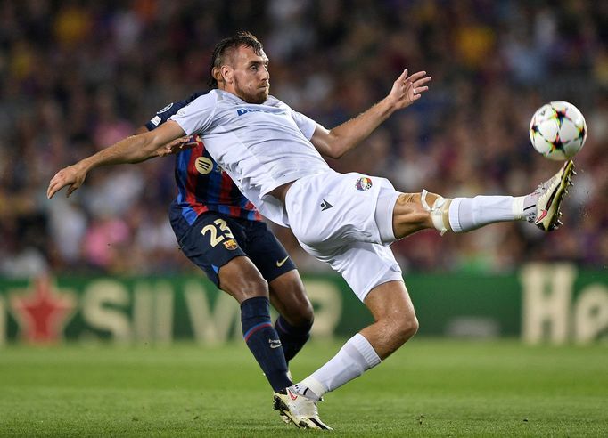 Tomáš Chorý a Jules Koundé v zápase LM Barcelona - Viktoria Plzeň