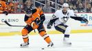 Radko Gudas (Philadelphia Flyers) a Sydney Crosby (Pittsburgh Penguins)