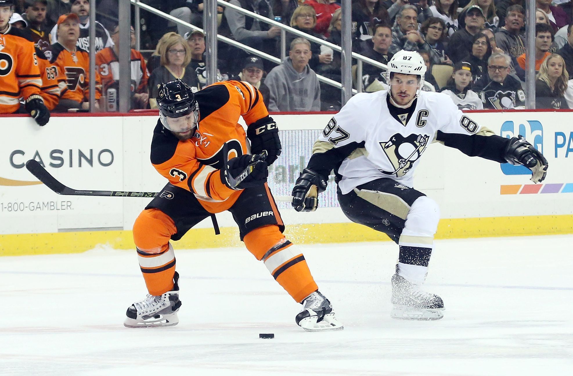 Radko Gudas (Philadelphia Flyers) a Sydney Crosby (Pittsburgh Penguins)