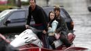 A resident assists in rescue efforts with his jet ski as emergency personnel rescue residents from flood waters brought on by Hurricane Sandy in Little Ferry, New Jersey October 30, 2012. Millions of people across the eastern United States awoke on Tuesday to scenes of destruction wrought by monster storm Sandy, which knocked out power to huge swathes of the nation's most densely populated region, swamped New York's subway system and submerged streets in Manhattan's financial district. REUTERS/Adam Hunger (UNITED STATES - Tags: DISASTER ENVIRONMENT) Published: Říj. 30, 2012, 2:34 odp.