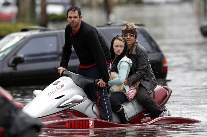 A resident assists in rescue efforts with his jet ski as emergency personnel rescue residents from flood waters brought on by Hurricane Sandy in Little Ferry, New Jersey October 30, 2012. Millions of people across the eastern United States awoke on Tuesday to scenes of destruction wrought by monster storm Sandy, which knocked out power to huge swathes of the nation's most densely populated region, swamped New York's subway system and submerged streets in Manhattan's financial district. REUTERS/Adam Hunger (UNITED STATES - Tags: DISASTER ENVIRONMENT) Published: Říj. 30, 2012, 2:34 odp.