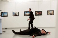 Turecký soud poslal pět lidí na doživotí za vraždu ruského velvyslance