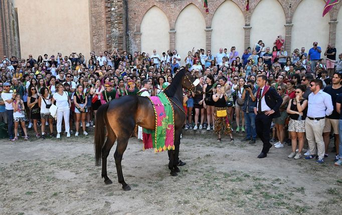 Paliu předchází požehnání koni i jezdci