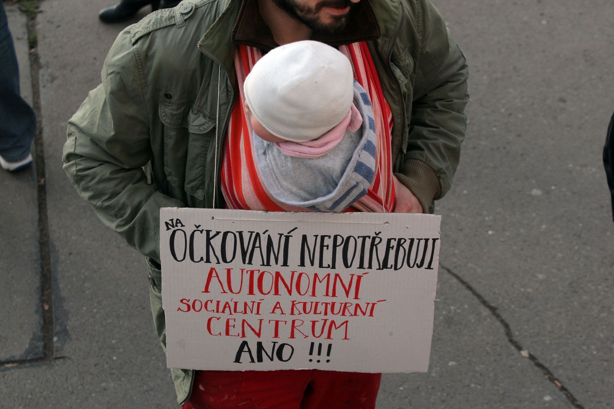 Demonstrace na podporu squatu Klinika