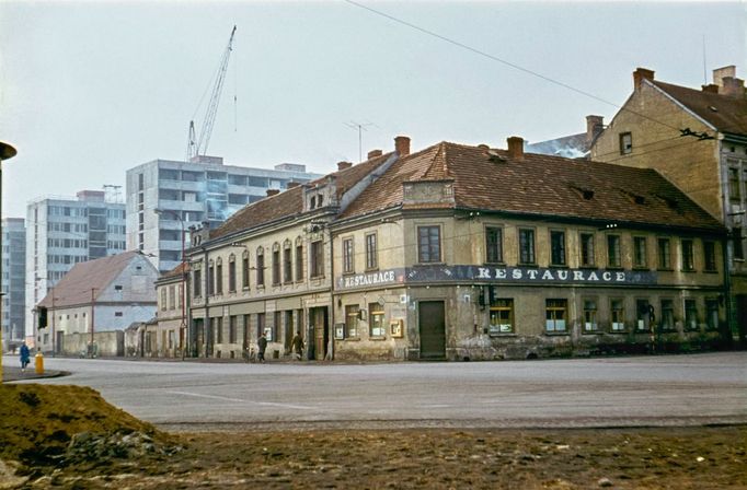 Oblíbená restaurace U modré hvězdy na rohu Lidické a Mánesovy už má své dny sečteny. Budoucnost těchto míst bude poskládána z panelů. Březen 1964.