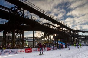Místo železáren lyžarský ráj: Pády, sprinty i show s letadly a lyžníky