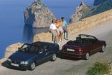 V roce 1993 začala výroba otevřené Astry Cabriolet, kterou navrhlo a vyrábělo italské studio Bertone.