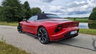 Auto si zachovalo plátěnou stahovací střechu, která se sklopí zhruba za deset vteřin. I v rychlostech do 50 km/h.