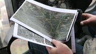 Navigační příprava pilota pro lety nad Prahou: vytištěné satelitní fotomapy z google.