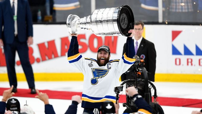 7. finále NHL 2018/19, Boston - St. Louis: Kapitán Alex Pietrangelo se Stanley Cupem