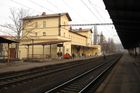 Spadlá trolej ve Vršovicích komplikuje provoz vlaků v Praze