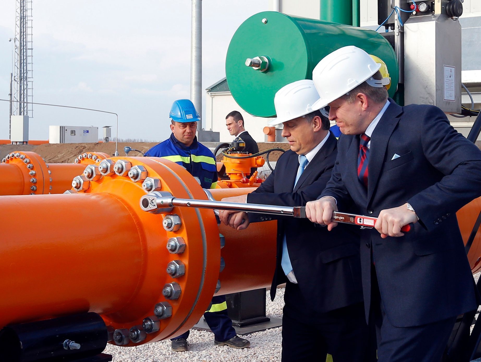 Viktor Orban and Robert Fico tighten a screw during the inauguration of the interconnection of the Hungarian and Slovak natural gas network in Szada