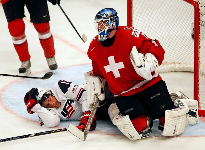 Craig Smith a Reto Berra v semifinále MS 2013